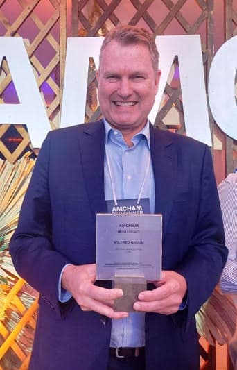 Bill recebe prêmio de CEO do ano da Amcham BH