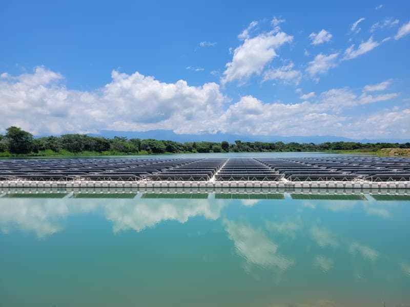 AB Areias inaugura usina flutuante em lago de mineração