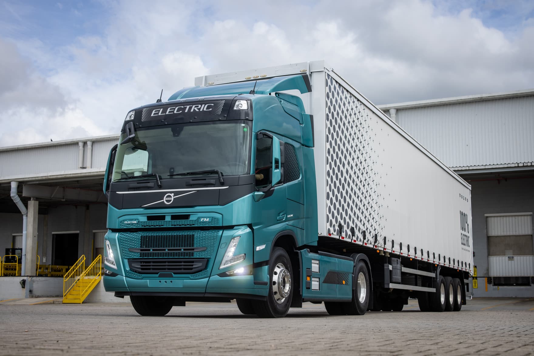 Volvo Trucks supera a marca de 5 mil caminhões elétricos