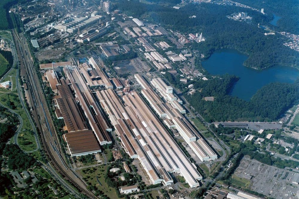 Lucro líquido no trimestre cai 49%