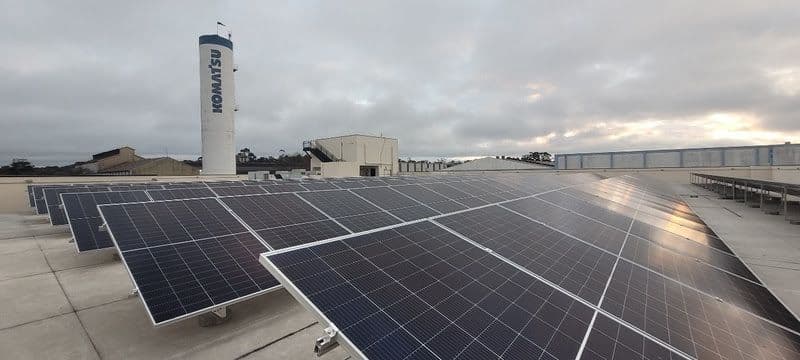 Komatsu instala fazenda solar em fábrica de Suzano